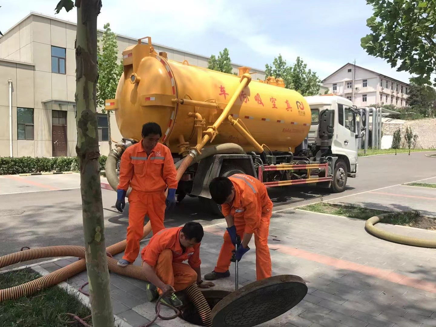 白银管道疏通车停在窨井附近