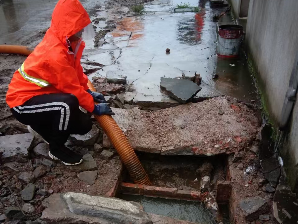 白银专业清理污水池 炜誉市政以规范流程守护城市 “肠道”